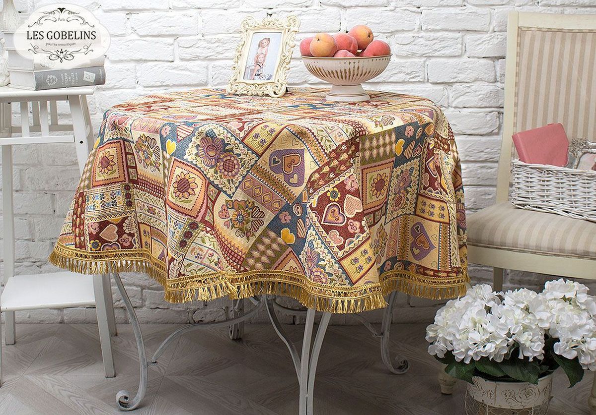 Скатерть Les Gobelins Coeurs Espagnol, круглая, диаметр 160 см. lns239548lns239548 Скатерть Les Gobelins Coeurs Espagnol, круглая, диаметр 160 см. lns239548lns239548Производитель: Les Gobelins Страна производства: Россия Круглая скатерть. Материал: Гобелен Состав материала: Хлопок - 52%, Полиэстер - 48% Размер (Диаметр): 160 см Упаковка: Полиэтиленовый пакет с клейким клапаном и бумажным вкладышем с информацией о продукте. Скатерть украшена по краю бахромой. Расположение рисунка на скатерти соответствует фотографии.
