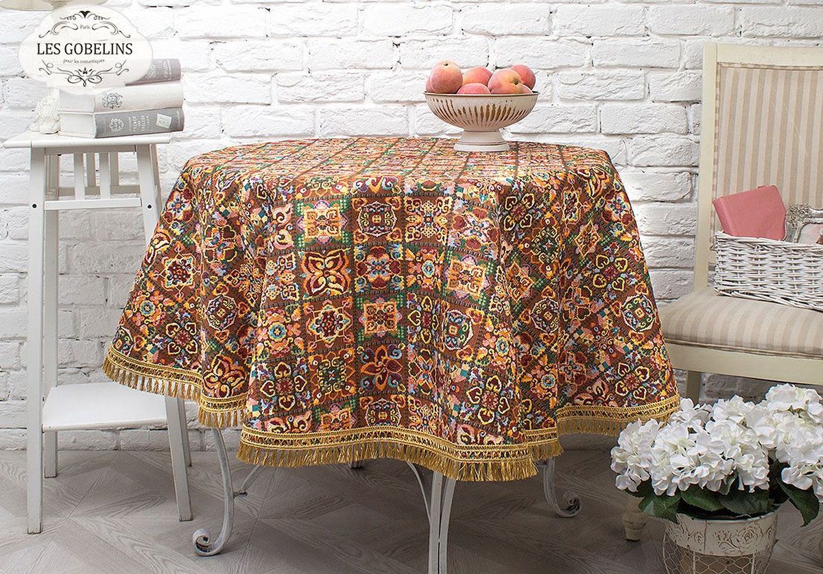 Скатерть Les Gobelins Mosaique De Fleurs, круглая, диаметр 160 см. lns239644lns239644 Скатерть Les Gobelins Mosaique De Fleurs, круглая, диаметр 160 см. lns239644lns239644Производитель: Les Gobelins Страна производства: Россия Круглая скатерть. Материал: Гобелен Состав материала: Хлопок - 49%, Полиэстер - 51% Размер (Диаметр): 160 см Упаковка: Полиэтиленовый пакет с клейким клапаном и бумажным вкладышем с информацией о продукте. Скатерть украшена по краю бахромой. Расположение рисунка на скатерти соответствует фотографии.