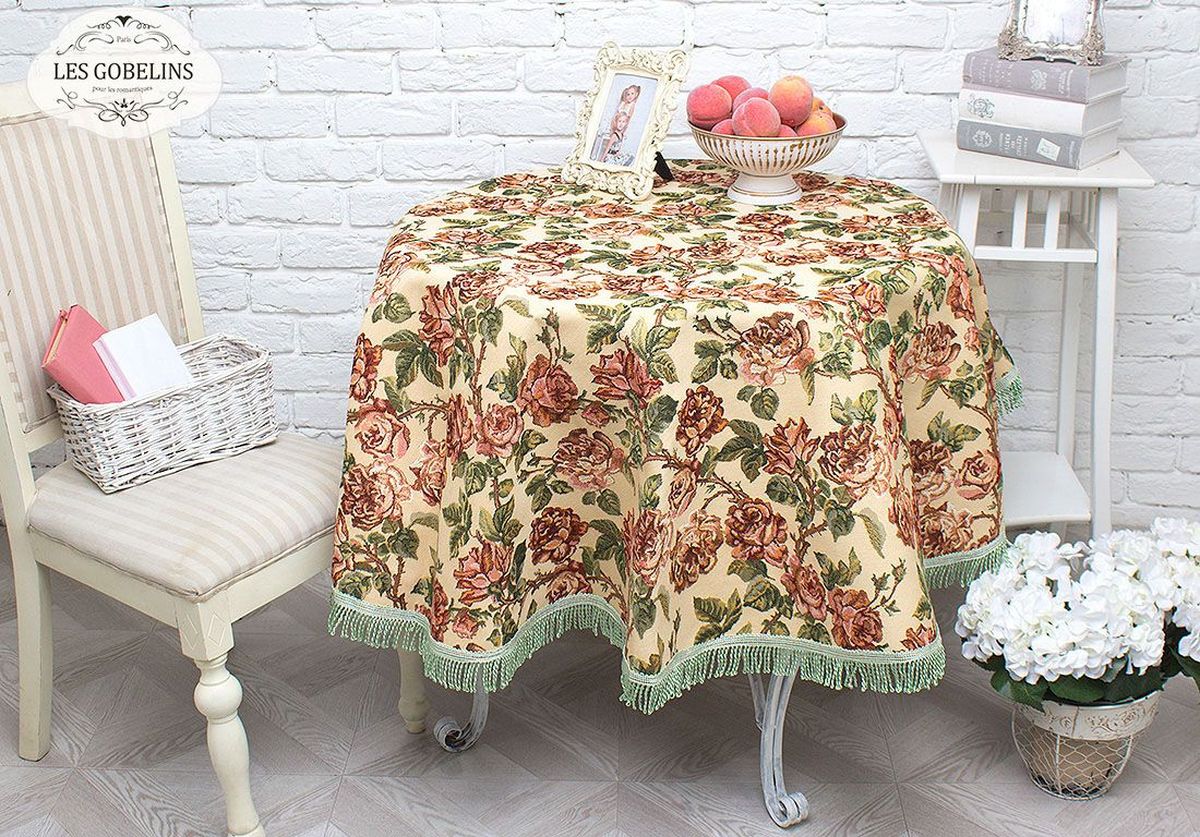 Скатерть Les Gobelins Rose Vintage, круглая, диаметр 160 см. lns240004lns240004 Скатерть Les Gobelins Rose Vintage, круглая, диаметр 160 см. lns240004lns240004Производитель: Les Gobelins Страна производства: Россия Круглая скатерть. Материал: Гобелен Состав материала: Хлопок - 50%, Полиэстер - 50% Размер (Диаметр): 160 см Упаковка: Полиэтиленовый пакет с клейким клапаном и бумажным вкладышем с информацией о продукте. Скатерть украшена по краю бахромой. Расположение рисунка на скатерти соответствует фотографии.
