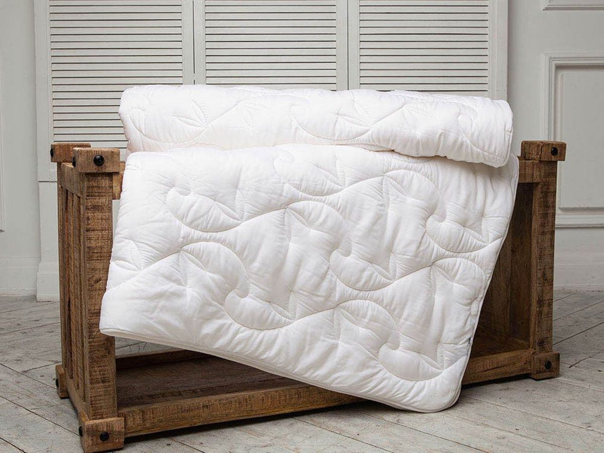 Одеяло William Roberts Delicate Sillk, легкое, 200х220 смwlr219046 Одеяло William Roberts Delicate Sillk, легкое, 200х220 смwlr219046Одеяло стеганое легкое двуспальное (евро) Размер: 200х220 см Наполнитель: Шелковое волокно Плотность наполнителя: 200 гр/м2 Состав: 50% Натуральный шелк, 50% Полиэфир Материал чехла: Эвкалиптовый сатин Состав: 100% Тенсел Отделка: Кант Производитель: William Roberts Страна производства: Великобритания Тип Упаковки: Сумка