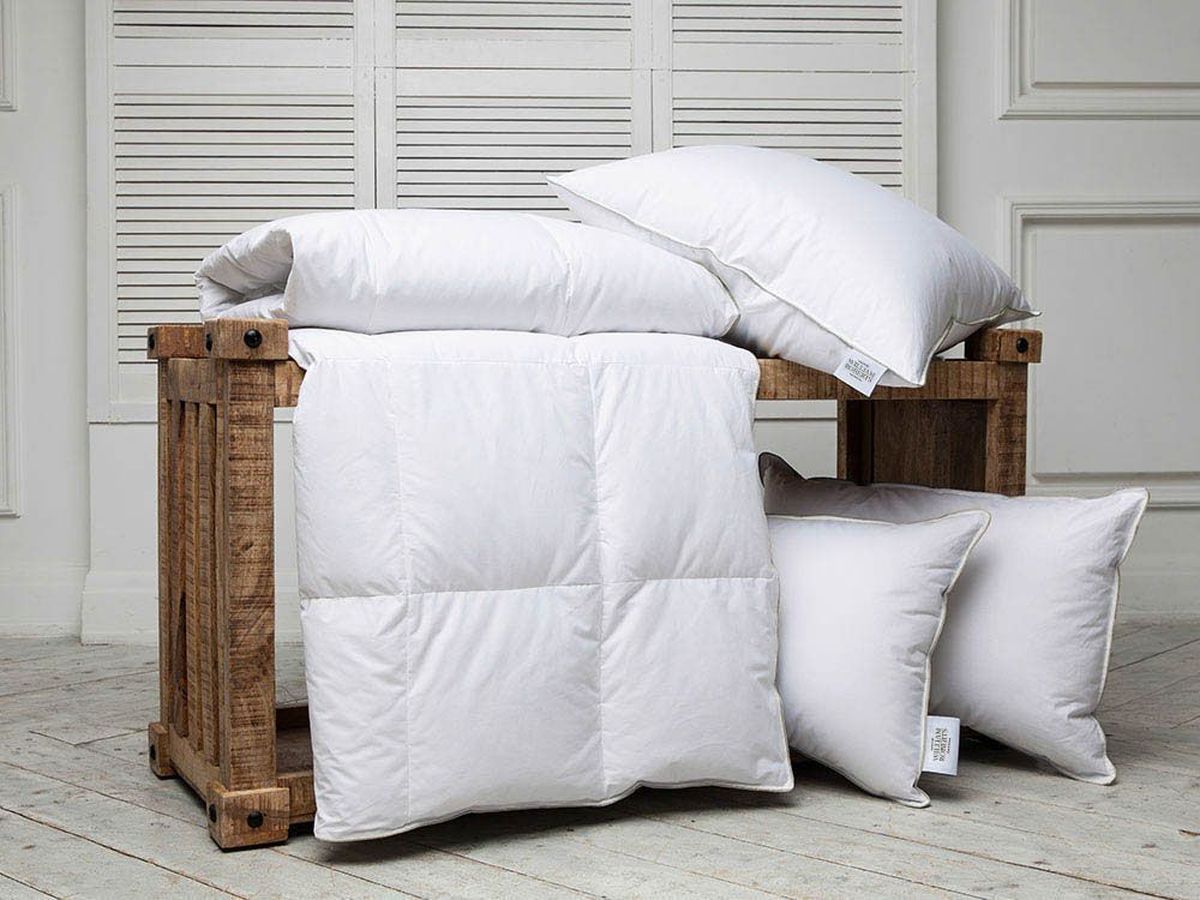 Подушка William Roberts Graceful Down, средняя, 70х70wlr219053 Подушка William Roberts Graceful Down, средняя, 70х70wlr219053Подушка средняя для тех, кто спит на спине Размер (см): 70х70 (1 шт) (Квадратная) Наполнитель ядра: Пух-перо Состав: 100% Серый пух Материал чехла: Твил Состав материала чехла: 100% Хлопок Отделка: Кант Застежка: Нет Производитель: William Roberts Cтрана производства: Великобритания Тип Упаковки: Сумка