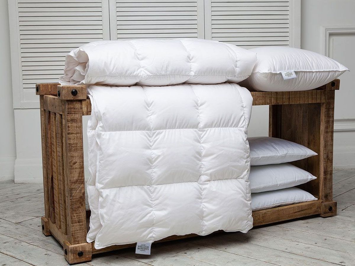 Подушка William Roberts White Splendid Down, средняя, 70х70wlr233232 Подушка William Roberts White Splendid Down, средняя, 70х70wlr233232Подушка средняя для тех, кто спит на спине Размер (см): 70х70 (1 шт) (Квадратная) Наполнитель ядра: Пух-перо Состав наполнителя: 100% Гусиный белый пух высокого качества Материал чехла: Хлопковый сатин (Supersoft) Состав материала чехла: 100% Хлопок Отделка: Кант Застежка: Нет Производитель: William Roberts Cтрана производства: Великобритания