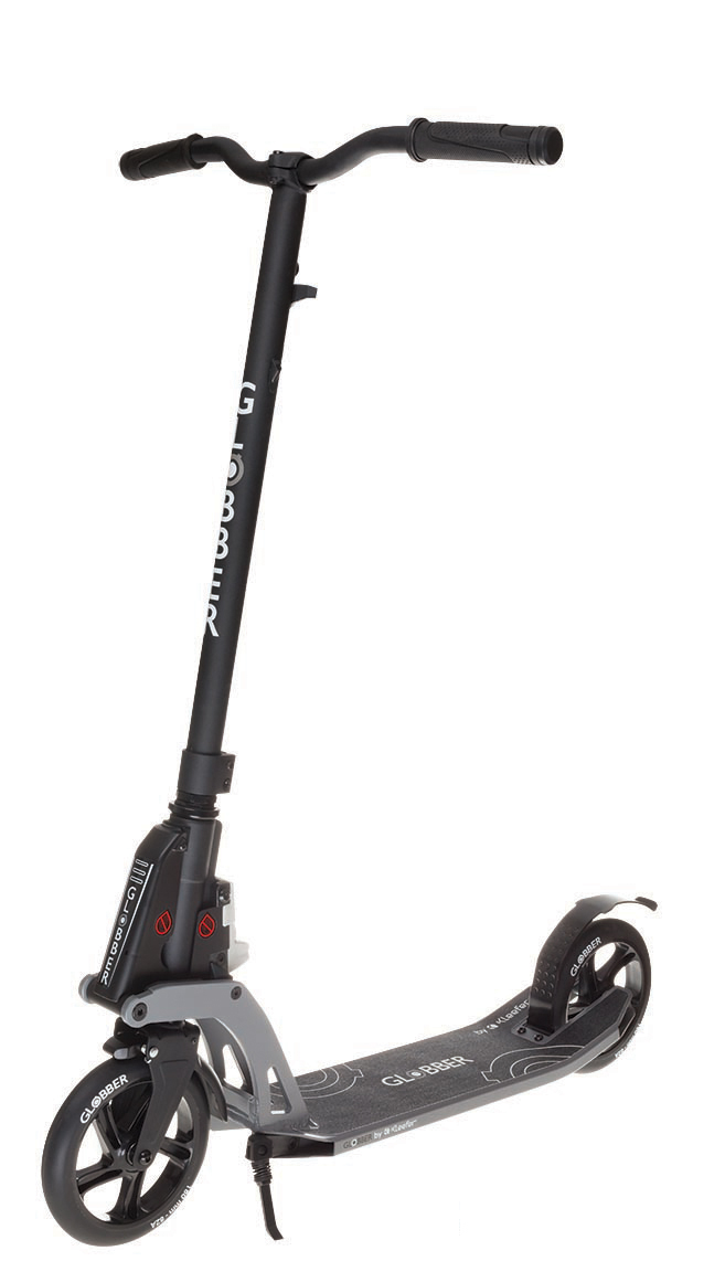 Самокат Globber My Too One K180, цвет: черный. 499-180499-180 Самокат Globber My Too One K180, цвет: черный. 499-180499-180Самокат ONE K 180 оборудован фиксированным рулем и длинными ручками. Данная модель максимально комфортна для ежедневного использования. Доступны модификации самоката оборудованный ручным тормозом, а так же без него. Данная модель оснащена быстрой и простой в использовании системой складывания Kleefer, самокат можно собрать за одну секунду простым ударом по педали для того, чтобы беспрепятственно воспользоваться общественным транспортом.