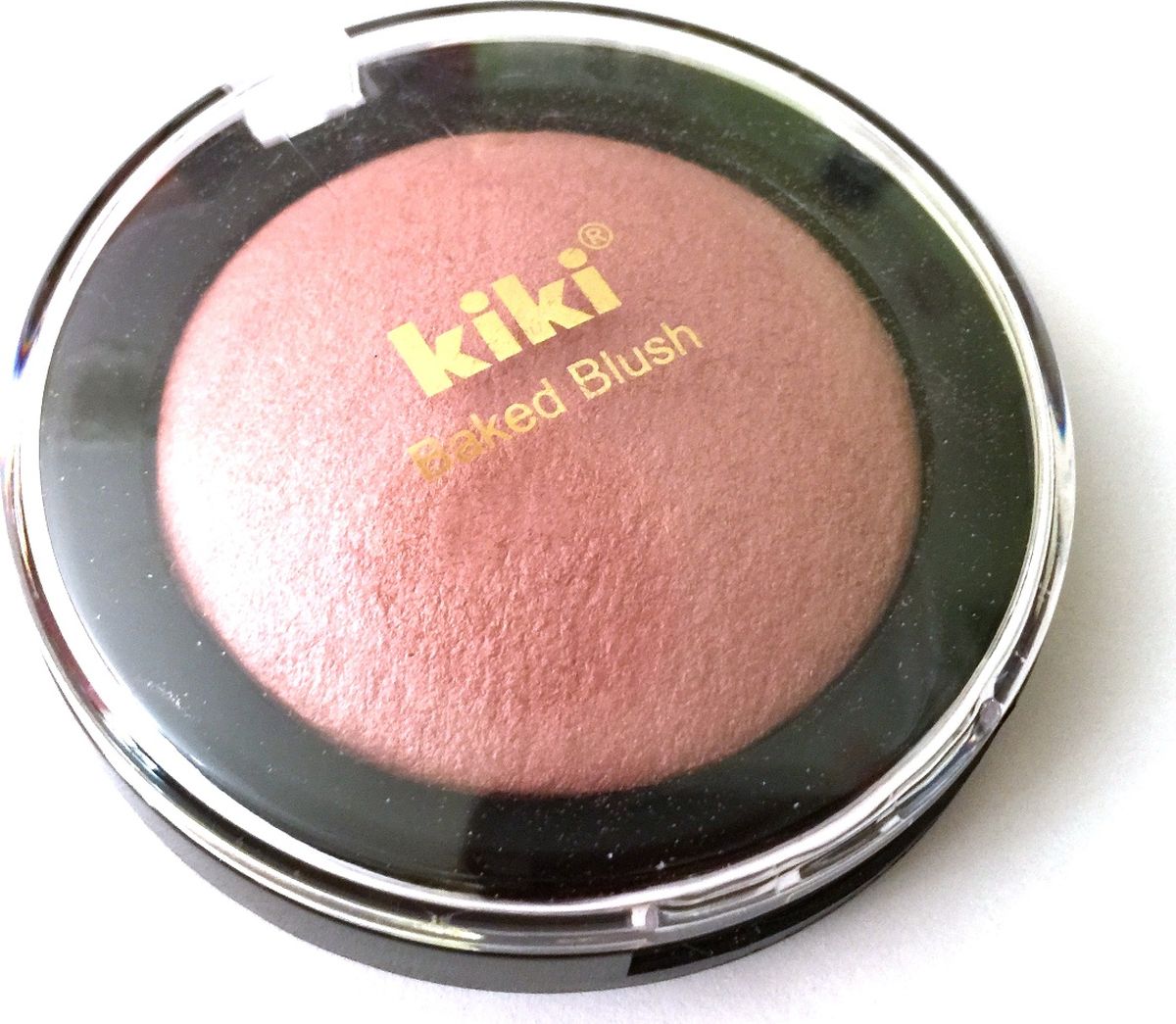 Kiki Румяна для лица Baked Blush 506, 6.24 гр10830006 Kiki Румяна для лица Baked Blush 506, 6.24 гр10830006Румяна KIKI Baked BLUSH равномерно наносятся на поверхность кожи, легко растушевываются, придают коже ухоженный здоровый вид, позволяют моделировать контуры лица. Основным новшеством в составе румян являются микронизированные воздушные пигменты, которые придают эффект натурального нежного румянца, даря сияющий вид и здоровый цвет лица. Технология производства запеченных румян KIKI Baked BLUSH гарантирует: безупречность макияжа, максимальную яркость цвета и стойкость.