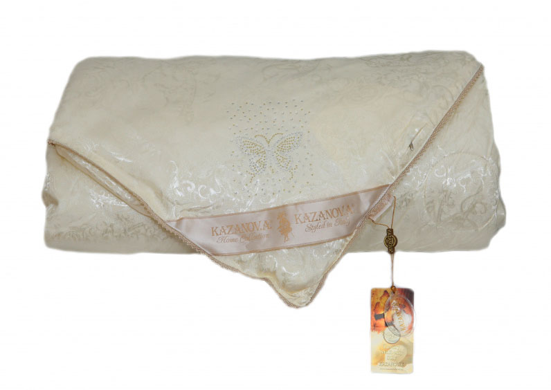 Одеяло KAZANOV.A. Luxury Мulberry Silk, цвет: слоновая кость, 200 х 220 смК44-825-2.0 Одеяло KAZANOV.A. Luxury Мulberry Silk, цвет: слоновая кость, 200 х 220 смК44-825-2.0Жаккардовое одеяло «Шелк Бабочка» имеет двухсторонний чехол, изготовленный из высококачественной жаккардовой ткани и натуральный наполнитель из шёлкового волокна. Элементами отделки является: сатиновый кант по всему периметру одеяла, аппликация из страз, в виде бабочки и надписи Silk, а так же петли для фиксации в пододеяльнике. Дышащая текстура создает все условия для комфортного и по-настоящему приятного сна. Одеяло «KAZANOV.A.» поможет вам создать атмосферу необычайного комфорта и уюта в вашей спальне.