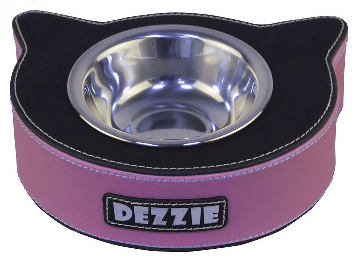 Миска для кошек Dezzie Рыба, цвет: розовый, черный, 125 мл5616024 Миска для кошек Dezzie Рыба, цвет: розовый, черный, 125 мл5616024Стильная миска Dezzie Рыба со специальным чехлом-подставкой будет радовать глаз в любом интерьере. Чехол из искусственного нубука, помимо шикарного стильного вида, обладает высокой стойкостью к свету и к механическим повреждениям, легко чистится влажной тряпкой. Еще одним незаменимым свойством этого материала являются антибактериальная защита изделия. Сама миска выполнена из нержавеющей стали. С приобретением такой миски для животного можно быть спокойным за безопасность и эстетичность любимой посуды. Объем миски: 125 мл. Диаметр миски (по верхнему краю): 10,2 см. Высота миски: 3 см. Размер чехла: 17,5 х 15 х 5 см.