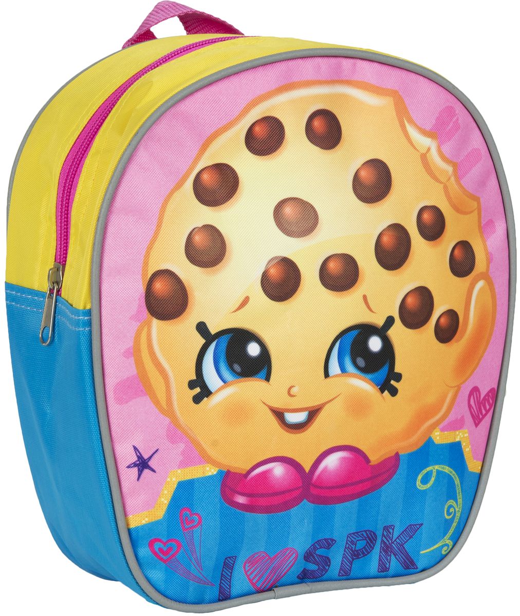 Shopkins Рюкзак дошкольный цвет желтый голубой розовый32222 Shopkins Рюкзак дошкольный цвет желтый голубой розовый32222Дошкольный рюкзачок Шопкинс с милым принтом будет практичным, удобным и привлекательным аксессуаром для вашего ребенка. В его внутреннем отделении на молнии легко поместятся не только игрушки, но даже тетрадка или книжка. Благодаря регулируемым лямкам, рюкзачок подходит детям любого роста. Удобная ручка помогает носить аксессуар в руке или размещать на вешалке. Износостойкий материал с водонепроницаемой основой и подкладка обеспечивают изделию длительный срок службы и помогают держать вещи сухими в дождливую погоду. Аксессуар декорирован ярким принтом с изображением стилизованного печенья с шоколадной крошкой (сублимированной печатью), устойчивым к истиранию и выгоранию на солнце.