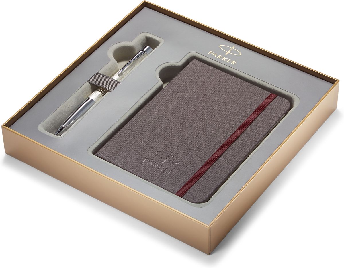 Parker Набор Ручка шариковая URBAN PREMIUM Pearl Metal ChiselledPARKER-1978329 Parker Набор Ручка шариковая URBAN PREMIUM Pearl Metal ChiselledPARKER-1978329Картонная коробка высота 3,9 см, длина 21,8 см, ширина 21,8 см. Снаружи отделана золотистой бумагой с логотипом PARKER. Внутри отделана бумагой серого цвета.Вложение набора разлинованный блокнот для записей размером 15*10,5 см с обложкой из ткани сероватого цвета и тканевой закладкой с 64 белыми листами в линейку и ручка шариковая URBAN PREMIUM Pearl Metal Chiselled,перл лаковый корп. клетчатая гравировка, хромиров.детали, син чернила М арт.PARKER-S0911450.