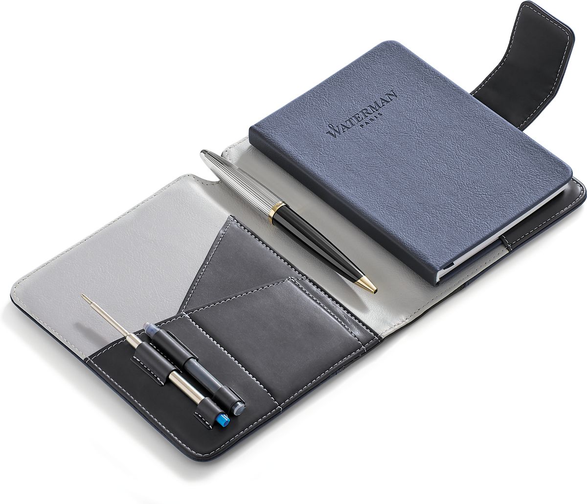 Waterman Набор шариковых ручек CARENE Deluxe Black GT с блокнотомWAT-1978717 Waterman Набор шариковых ручек CARENE Deluxe Black GT с блокнотомWAT-1978717Картонная коробка высота 8,4 см, длина 25,8 см, ширина 19,7 см. Снаружи отделана синей бумагой с логотипом WATERMAN. Внутри отделана бумагой синего цвета. Вложение набора Блокнот для путешественника 13х16 см с тканевой закладкой-полоской и магнитной застежкой, обложка из экокожи, не разлинован, листы белые, 40 шт и Ручка шариковая CARENE Deluxe Black GT, лакированный черный корпус, детали посеребренные + позолота, синие чернила.
