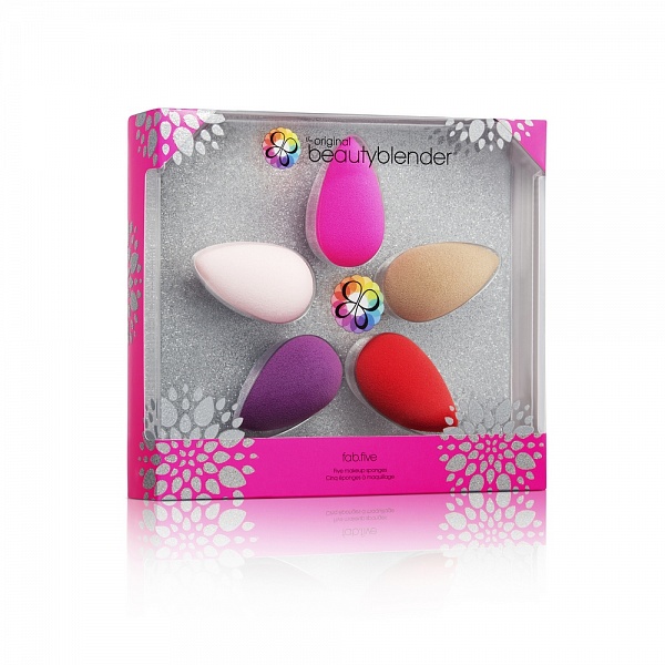 Набор Beautyblender fab.five1051 Набор Beautyblender fab.five1051Набор спонжей для макияжа fab.five включает 4 уже ставших культовыми спонжа - original, nude, red.carpet, royal - и эксклюзивный спонж в нежно-розовом оттенке petal.pink, доступный только в этом наборе. Революционная каплеобразная форма beautyblender делает его использование очень простым с возможностью добраться до труднодоступных участков (зона под глазами, крылья носа) с удивительной легкостью. Cпонж beautyblender имеет структуру открытой ячейки, которая наполняется небольшим количеством воды, когда спонж смачивают. Благодаря этому косметическое средство остается на поверхности спонжа, а не поглощается им. Технология использования - увлажнить. сжать. нанести. Все спонжи beautyblender безлатексные и не имеют запаха.