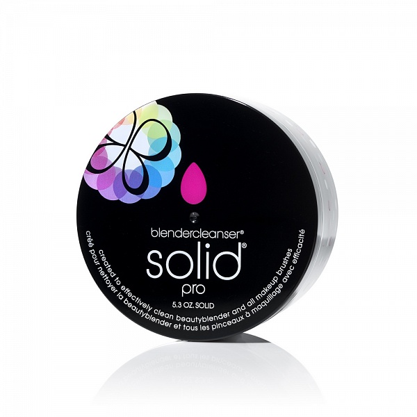 Мыло для очистки спонжей solid blendercleanser Pro 140 гр1055 Мыло для очистки спонжей solid blendercleanser Pro 140 гр1055Мыло для очистки спонжей blendercleanser pro от beautyblender с чёрным углём тщательно вымывает из спонжа все остатки косметики, не повреждая его. В комплект входит силиконовая подушечка, которая ещё лучше очистит ваш beautyblender от пятен. beautyblender - американский бренд, история которого началась с одноименного розового спонжа для нанесения макияжа. Создатель бренда - голливудский визажист Реа Энн Сильва, у которой за плечами более 20 лет работы в бьюти-индустрии. Поначалу beautyblender был тайным ингредиентом съёмочных площадок, но после неоднократных побед в престижной бьюти-премии Allure Best of Beauty получил известность и признание во всем мире. Сегодня коллекция продуктов beautyblender включает спонжи, предназначенные для разных целей, а также очищающие средства и другие аксессуары для нанесения макияжа.