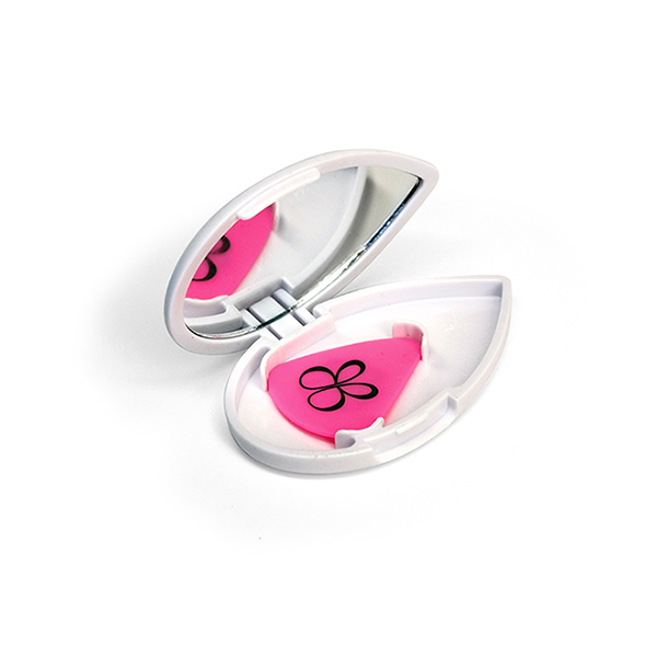 Набор Beautyblender liner.designer1042 Набор Beautyblender liner.designer1042Трехсторонний шаблон liner.designer от beautyblender для создания стрелок изготовлен из мягкого силикона для удобного нанесения карандаша или подводки для глаз. Каждая сторона разработана для создания стрелок разной формы. Нарисовать идеальные стрелки не составит труда! beautyblender - американский бренд, созданный голливудским визажистом Реа Энн Сильва, у которой за плечами более 20 лет работы в бьюти-индустрии. Поначалу beautyblender был тайным ингредиентом съемочных площадок, но после неоднократных побед в престижной бьюти-премии Allure Best of Beauty получил известность и признание во всем мире. Сегодня коллекция продуктов beautyblender включает спонжи, предназначенные для разных целей, очищающие средства и другие аксессуары для нанесения макияжа.
