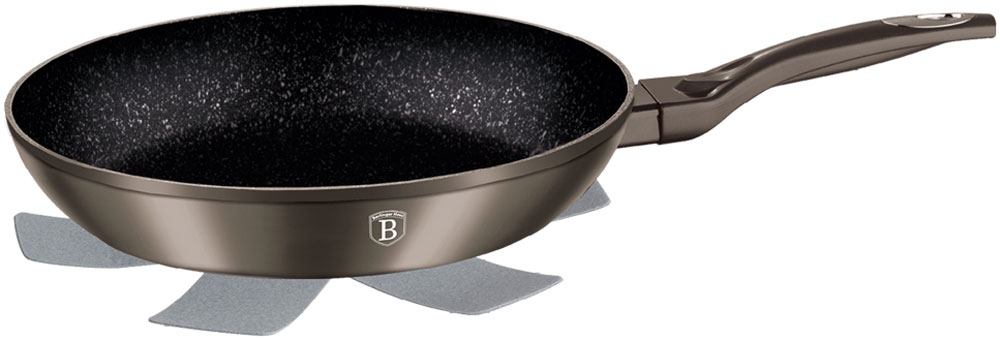 Сковорода Berlinger Haus Carbon Metallic Line, с подставкой под горячее. Диаметр 28 см1231-ВН Сковорода Berlinger Haus Carbon Metallic Line, с подставкой под горячее. Диаметр 28 см1231-ВНСковорода 28 см, материал: кованый алюминий, толщина стенок 0,5 см, высота 4,5 см, 3 слоя мраморного покрытия, эргономичная ручка soft touch, индукционное дно, подставка под горячее в подарок. Подходит для всех видов плит: газовых, электрических, стеклокерамических, галогенных, индукционных.
