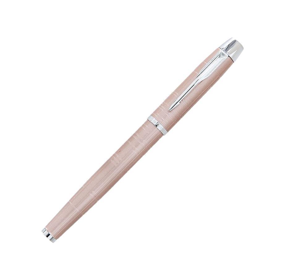 Parker Ручка перьевая IM Premium Metallic Pink цвет розово-перламутровыйPARKER-S0949760 Parker Ручка перьевая IM Premium Metallic Pink цвет розово-перламутровыйPARKER-S0949760Комплектуется пером из нержавеющей стали. Снабжена двухканальной системой подачи и сбора чернил. Заправляется чернильными картриджами QUINK, а также может заправляться чернилами из флакона. Латунный корпус с лаковым покрытием, хромированные детали дизайна, гравировка с заливкой цветом.