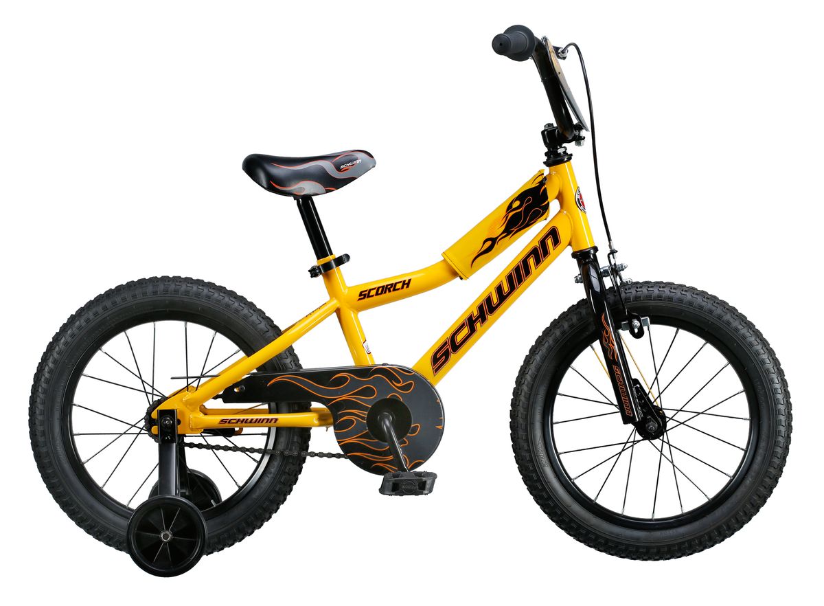 Велосипед детский Schwinn Scorch, колеса 16, 1 скорость, цвет: желтыйS1680E Велосипед детский Schwinn Scorch, колеса 16, 1 скорость, цвет: желтыйS1680EКрутой огненный байк Schwinn Scorch, выполнен в желто-черном цвете – вот о чем мечтает Ваш малыш! Седло и руль регулируются по высоте, и велосипед может расти вместе с ребёнком. Мягкая накладка на верхней трубе защитит от травм во время катания. Два вида тормоза, ручной и ножной, позволяют Вашему ребёнку постепенно переходить на взрослые стандарты. Полноразмерная защита цепи предохраняет одежду от загрязнения. В комплекте идут дополнительные колёса для обучения езде на начальном этапе катания. Schwinn SmartStart - новая концепция в разработке детских велосипедов, учиться кататься стало проще и веселее! • Рама Schwinn Smart Start • Надёжные ободные и ножные тормоза • Регулировка высоты седла без инструментов • Регулировка руля по высоте и наклону • Полноразмерная защита цепи • Дополнительные колёса • Мягкая накладка на верхней трубе • Колёса 16 • Велосипед для детей 4-6 лет • Для роста 100-115см