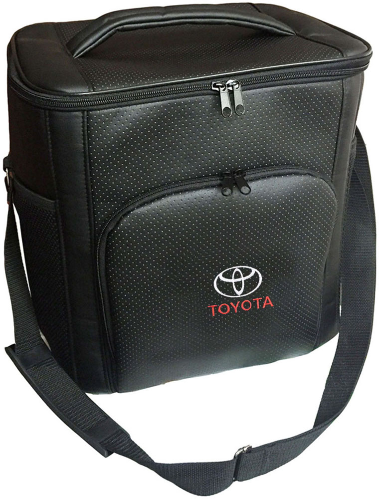Термосумка Auto Premium Toyota, 20 л72113 Термосумка Auto Premium Toyota, 20 л72113Термосумка Auto Premium Toyota выполнена из экокожи с нашивкой и оснащена регулируемым плечевым ремнем. Основное отделение и передний карман закрываются на молнию. Для дополнительного удобства термосумка имеет два боковых сетчатых кармана. Ваши продукты сохранятся свежими, а напитки холодными даже в жару благодаря специальному внутреннему термоизоляцоному материалу АЛЮФОМ (РФ). Для более длительного поддержания температурного режима рекомендуется использовать с аккумуляторами холода. Объем термосумки: 20 л.