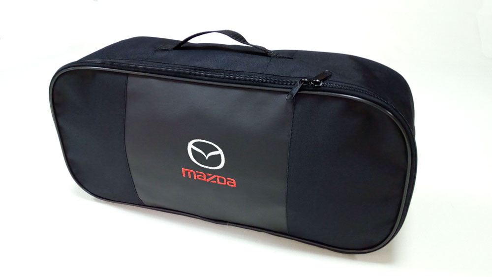 Сумка для набора техосмотра Auto Premium Mazda. 6730467304 Сумка для набора техосмотра Auto Premium Mazda. 6730467304Сумка для набора техосмотра выполнена из прочного и износоустойчивого материла (ПВХ 600) со вставкой из экокожи и вышивкой. Размер сумки 47х21х13. Идеально подходит для хранения огнетушителя, знака аварийной остановки, буксировочного троса и т.п.