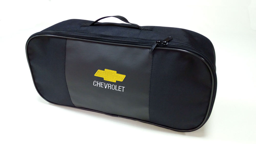 Сумка для набора техосмотра Auto Premium Chevrolet. 6730767307 Сумка для набора техосмотра Auto Premium Chevrolet. 6730767307Сумка для набора техосмотра выполнена из прочного и износоустойчивого материла (ПВХ 600) со вставкой из экокожи и вышивкой. Размер сумки 47х21х13. Идеально подходит для хранения огнетушителя, знака аварийной остановки, буксировочного троса и т.п.