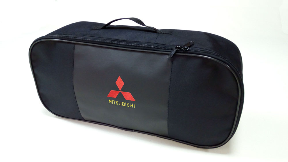 Сумка для набора техосмотра Auto Premium Mitsubishi. 6730867308 Сумка для набора техосмотра Auto Premium Mitsubishi. 6730867308Сумка для набора техосмотра выполнена из прочного и износоустойчивого материла (ПВХ 600) со вставкой из экокожи и вышивкой. Размер сумки 47х21х13. Идеально подходит для хранения огнетушителя, знака аварийной остановки, буксировочного троса и т.п.