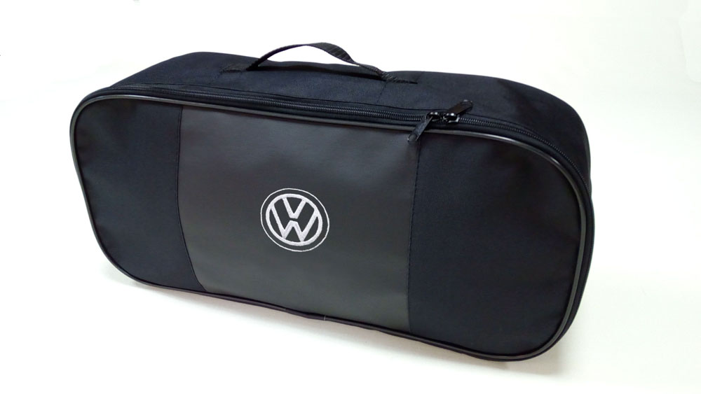 Сумка для набора техосмотра Auto Premium Volkswagen. 6731067310 Сумка для набора техосмотра Auto Premium Volkswagen. 6731067310Сумка для набора техосмотра выполнена из прочного и износоустойчивого материла (ПВХ 600) со вставкой из экокожи и вышивкой. Размер сумки 47х21х13. Идеально подходит для хранения огнетушителя, знака аварийной остановки, буксировочного троса и т.п.
