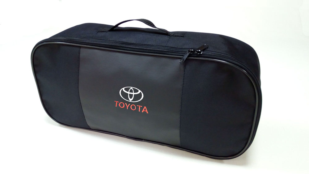 Сумка для набора техосмотра Auto Premium Toyota. 6731367313 Сумка для набора техосмотра Auto Premium Toyota. 6731367313Сумка для набора техосмотра выполнена из прочного и износоустойчивого материла (ПВХ 600) со вставкой из экокожи и вышивкой. Размер сумки 47х21х13. Идеально подходит для хранения огнетушителя, знака аварийной остановки, буксировочного троса и т.п.