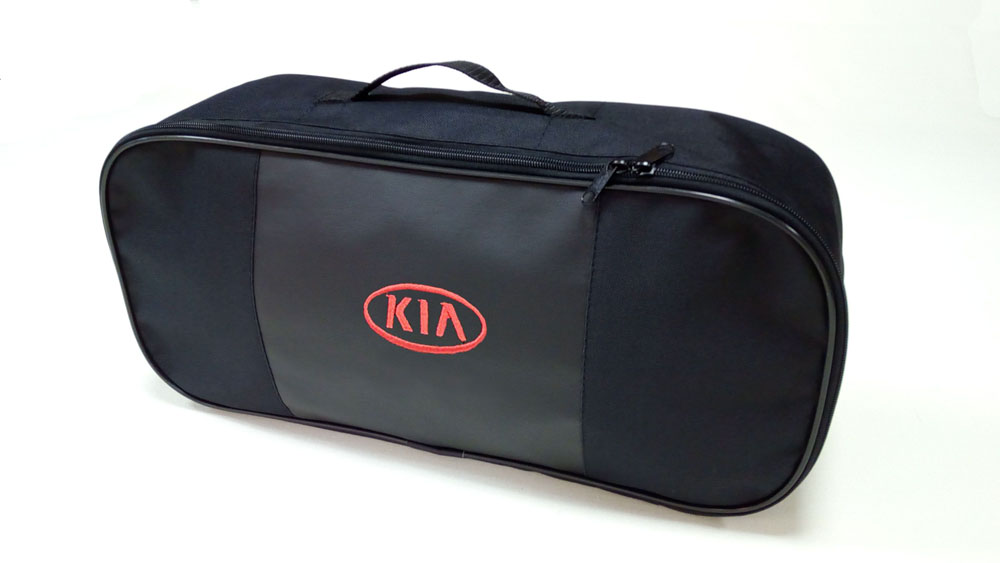 Сумка для набора техосмотра Auto Premium Kia. 6731567315 Сумка для набора техосмотра Auto Premium Kia. 6731567315Сумка для набора техосмотра выполнена из прочного и износоустойчивого материла (ПВХ 600) со вставкой из экокожи и вышивкой. Размер сумки 47х21х13. Идеально подходит для хранения огнетушителя, знака аварийной остановки, буксировочного троса и т.п.