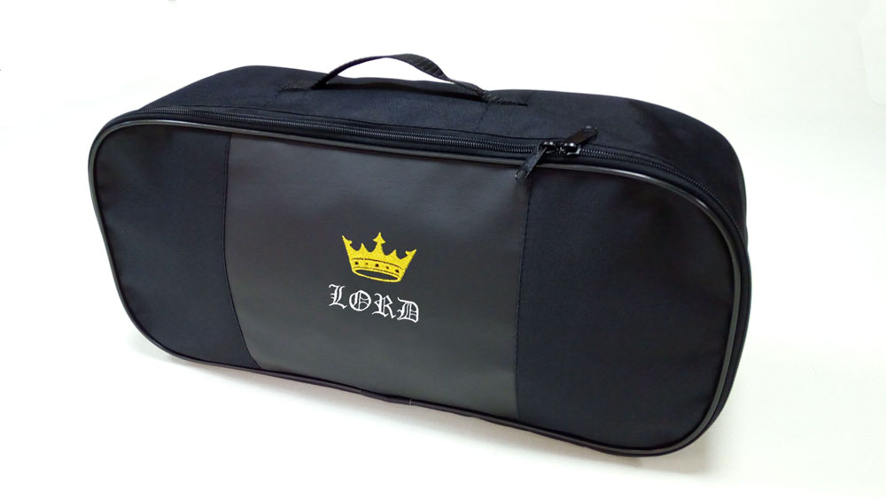 Сумка для набора техосмотра Auto Premium Lord. 6732967329 Сумка для набора техосмотра Auto Premium Lord. 6732967329Сумка для набора техосмотра выполнена из прочного и износоустойчивого материла (ПВХ 600) со вставкой из экокожи и вышивкой. Размер сумки 47х21х13. Идеально подходит для хранения огнетушителя, знака аварийной остановки, буксировочного троса и т.п.