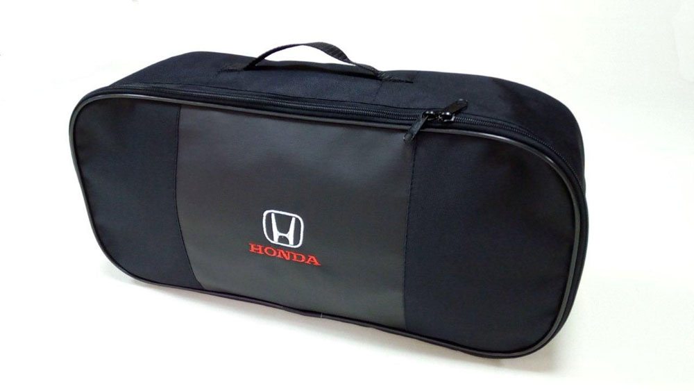 Набор автомобильный Auto Premium Honda. 6735367353 Набор автомобильный Auto Premium Honda. 6735367353Автомобильный набор в сумке с логотипом оснащен базовыми элементами, которые необходимы каждому автолюбителю. Состав набора: - аптечка первой помощи автомобильная; - трос буксировочный 5т/пет/пакет; - Огнетушитель порошковый ОП-2(з) -АВСЕ, с металлическим ЗПУ; - знак аварийной остановки; - сумка для набора техосмотра Премиум со вставкой из экокожи и вышивкой. Размер сумки 47х21х13.