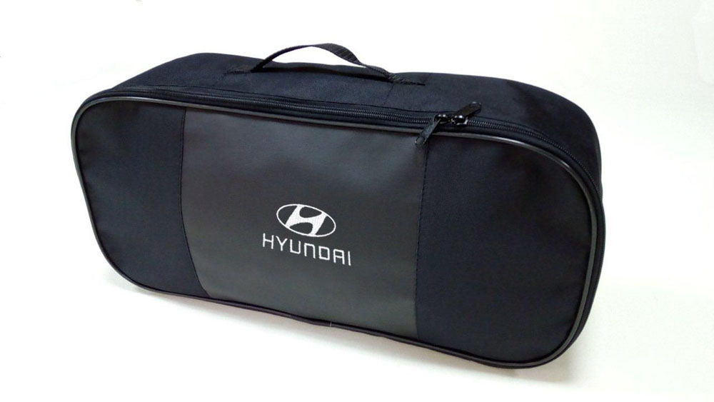 Набор автомобильный Auto Premium Hyundai. 6735967359 Набор автомобильный Auto Premium Hyundai. 6735967359Автомобильный набор в сумке с логотипом оснащен базовыми элементами, которые необходимы каждому автолюбителю. Состав набора: - аптечка первой помощи автомобильная; - трос буксировочный 5т/пет/пакет; - Огнетушитель порошковый ОП-2(з) -АВСЕ, с металлическим ЗПУ; - знак аварийной остановки; - сумка для набора техосмотра Премиум со вставкой из экокожи и вышивкой. Размер сумки 47х21х13.