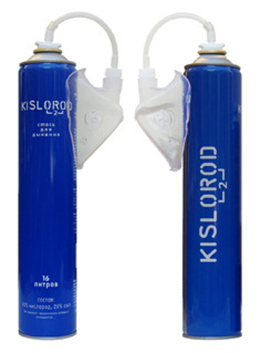 Kislorod 16л Дыхательная смесь (кислород 80%) с маской K16L-M11022 Kislorod 16л Дыхательная смесь (кислород 80%) с маской K16L-M11022Газовая смесь, обогащенная кислородом (в 4 раза больше, чем в окружающем воздухе) положительно влияет на состояние человека. Достаточно 3-5 вдохов газовой смеси для того, чтобы почувствовать бодрость и прилив сил после нахождения в душном помещении, автомобиле, при занятиях спортом. Для кого: Мы рекомендуем использовать наш продукт: •жителям крупных городов с низким качеством атмосферного воздуха •людям, долго находящимся в душных закрытых и многолюдных помещениях •автолюбителям, подолгу находящимся в закрытом пространстве автомобиля в пробках или при длительных поездках •людям, испытывающим повышенные физические нагрузки (спорт, физкультура, физический труд) •людям, испытывающим повышенные умственные и эмоциональные нагрузки Для чего: Применение смеси Kislorod даст Вам прилив бодрости, ускорит восстановление после высоких нагрузок, сократит последствия физических перегрузок спортсменов, сделает Вашу жизнь ярче и интереснее. Состав: Кислород - 80%, азот – 20% С маской Объем...