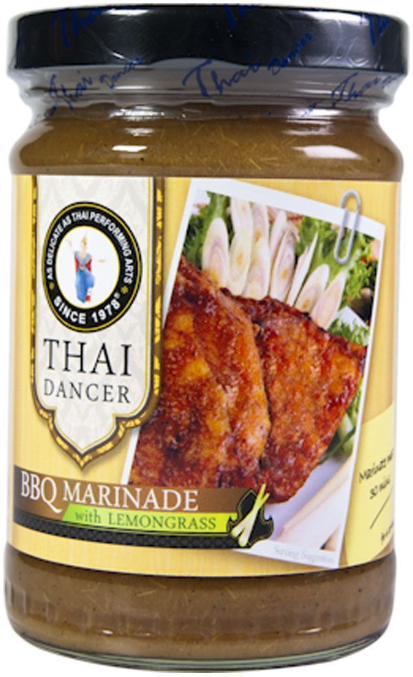Thai Dancer Маринад для барбекю с лемонграссом, 227 гFS0002041 Thai Dancer Маринад для барбекю с лемонграссом, 227 гFS0002041Экзотический маринад на основе лемонграсса (лимонного сорго) - это уникальный для России продукт. В чем же уникальность этого маринада? Конечно, в экзотическом составе, в который входит лемонграсс. Лемонграсс или лимонное сорго широко используется в тайской и вьетнамской кухне для маринования и последующей обжарки или запекания мяса, птицы, рыбных стейков. Тонизирующий, чуть кисловатый вкус лимонного сорго особенно хорошо сочетается с курицей, морепродуктами и практически всеми видами рыбы, как красной, так и белой. Благодаря своему кисловатому вкусу маринад на основе лимонного сорго идеально подходит для рыбы на гриле, в качестве соуса для креветок барбекю, а также для маринования и обжарки любых морепродуктов.