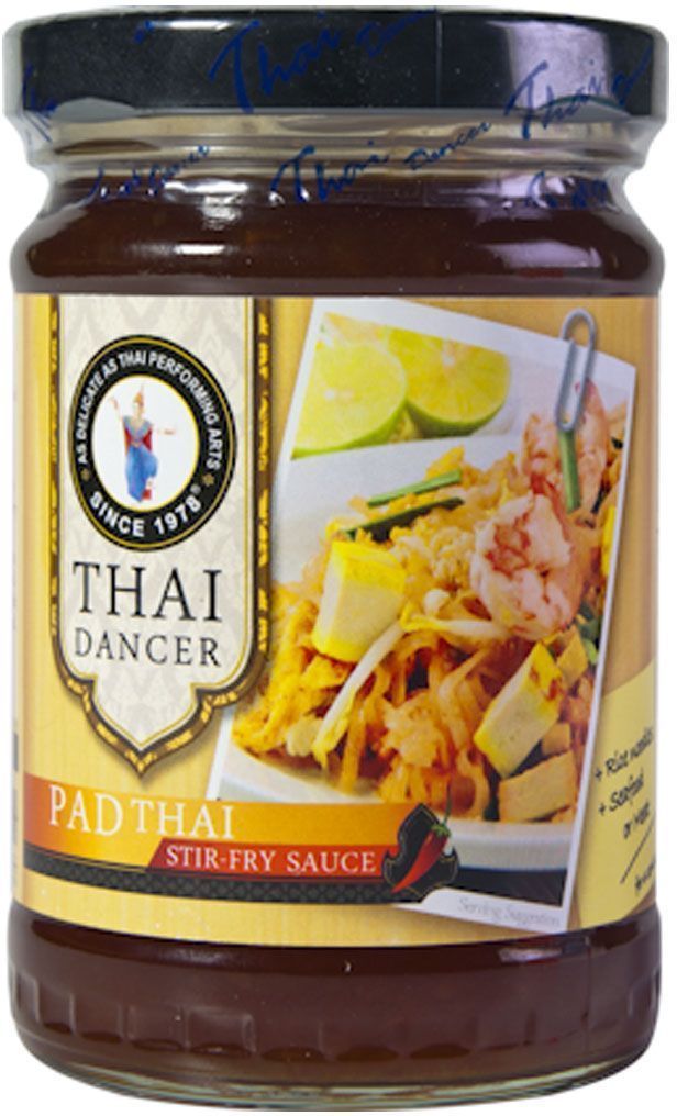 Thai Dancer Соус для лапши Пад Тай, 250 гFS0002042 Thai Dancer Соус для лапши Пад Тай, 250 гFS0002042Соус для лапши по-тайски (соус для пад тхай) - это самый простой и экономичный способ приготовить настоящую тайскую лапшу! Этот соус для лапши обладает мягким пряным вкусом, сочетающимся с широким спектром продуктов. Благодаря этому соус для лапши может быть использован не только для того, чтобы приготовить пад тхай, но и для для обжарки овощей или морепродуктов, для придания вкуса омлетам или заправки салатов. Добавьте соус пхат тхай к вашему арсеналу приправ и специй, и он поможет вам готовить запоминающиеся блюда из доступных ингредиентов. Соус также идеально подходит для добавления в омлеты и сэндвичи, дополняя их изысканными, необычными и по-настоящему восхитительными вкусами лука-шалот, тамаринда и паприки!