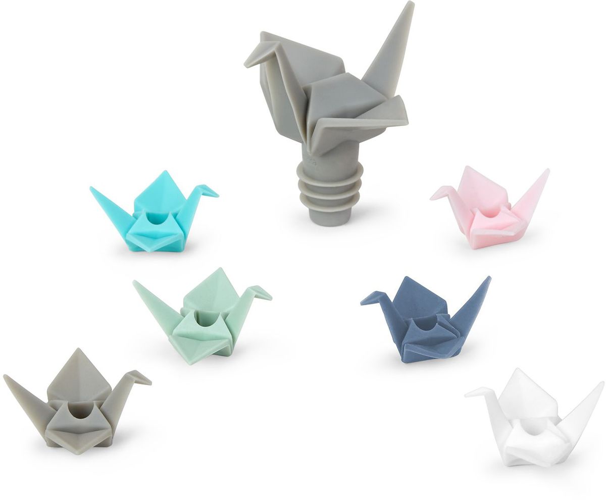 Пробка для бутылки и маркеры для бокалов Umbra ORIGAMI1004311-022 Пробка для бутылки и маркеры для бокалов Umbra ORIGAMI1004311-022Комплект из пробки для винной бутылки и маркеров для бокалов в виде сложенных из бумаги птичек.Изготовлен из литого пластика.В комплекте 1 винная пробка и 6 маркеров разных цветов. Добавьте к комплекту бутылку хорошего вина и отличный подарок готов! Размер пробки 8.9 x 5.1 x 2.5 см, размер маркера 8.9 x 5.1 x 2.5 см Дизайнер Martin Luu
