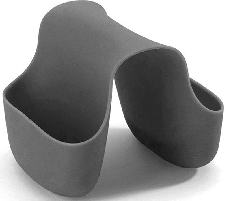 Подставка для кухонных принадлежностей Umbra Saddle, цвет: темно-серый, 10,2 х 12,7 х 10,2 см330210-149 Подставка для кухонных принадлежностей Umbra Saddle, цвет: темно-серый, 10,2 х 12,7 х 10,2 см330210-149Гибкий органайзер с двумя кармашками в новом модном цвете. В нем может поместиться что угодно: губки и щётки для мытья посуды, диспенсеры с моющими средствами и прочие небольшие предметы на кухне или в ванной. Не содержит BPA. Можно мыть в посудомоечной машине. Сочетается с другими аксессуарами для кухни в новой цветовой палитре: диспенсером Joey и сушилкой Tub. Дизайнер Ross & Doell