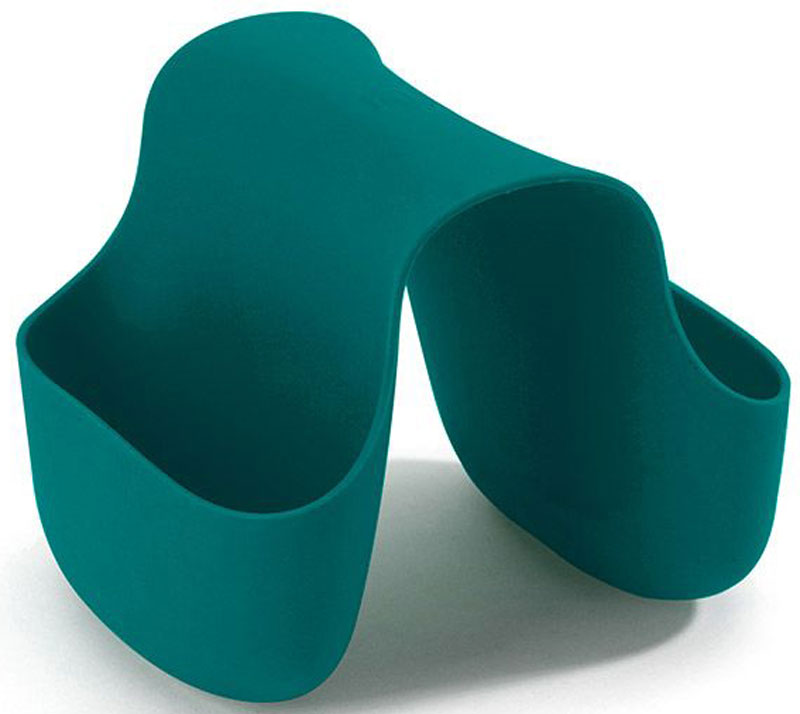Подставка для кухонных принадлежностей Umbra Saddle, цвет: сине-зеленый, 10,2 х 12,7 х 10,2 см330210-635 Подставка для кухонных принадлежностей Umbra Saddle, цвет: сине-зеленый, 10,2 х 12,7 х 10,2 см330210-635Гибкий органайзер с двумя кармашками в новом модном цвете. В нем может поместиться что угодно: губки и щётки для мытья посуды, диспенсеры с моющими средствами и прочие небольшие предметы на кухне или в ванной. Не содержит BPA. Можно мыть в посудомоечной машине. Сочетается с другими аксессуарами для кухни в новой цветовой палитре: диспенсером Joey и сушилкой Tub. Дизайнер Ross & Doell