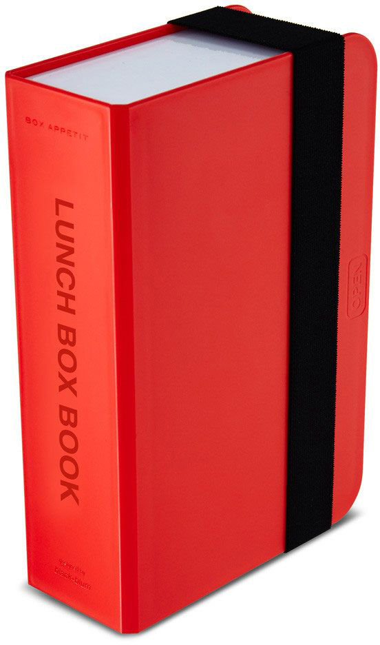 Ланч-бокс Black+Blum Box Book, цвет: красный, 6,8 х 22,5 х 15BK-LB004 Ланч-бокс Black+Blum Box Book, цвет: красный, 6,8 х 22,5 х 15BK-LB004Оригинальный ланч-бокс в виде книги. Вместительный контейнер позволяет брать с собой не только еду, но и небольшую бутылку любимого напитка. Во внутренней части предусмотрен съемный пластиковый разделитель, который необходим для разграничения порций или видов пищи. Скругленная форма углов придает дизайну дополнительную изюминку - такой необычный ланч-бокс станет хорошим подарком для всех ценителей здорового образа жизни. Изделие дополнено эластичным держателем, плотно фиксирующим крышку и лоток. Модель изготовлена из полипропилена, в составе отсутствуют вредные BPА. Крышка бокса откидывается, ее можно использовать в качестве тарелки или подставки для еды.
