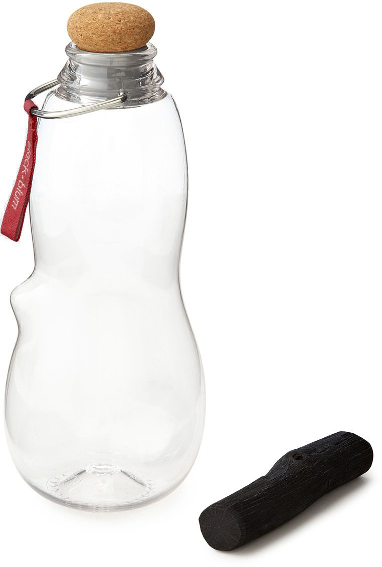 Эко-бутылка Black+Blum Eau Good, с фильтром, цвет: красныйEG004 Эко-бутылка Black+Blum Eau Good, с фильтром, цвет: красныйEG004Сделайте воду из-под крана полезной. Как? Очень просто – используйте бутылку со специальным фильтром-ионизатором. В основе уникальной технологии очищения воды - угольный фильтр Binchotan, широко используемый в Японии аж с 17 века. Он удивительно эффективно убирает хлор, минерализует воду и выравнивает PH-баланс. Сохраняет свою активность 6 месяцев и утилизируется без вреда для экологии (а это важно!). Если вы наполняете бутылку 1 раз в день, через 3 месяца прокипятите фильтр в течение 10 минут, дайте высохнуть и используйте снова. Бутылка из прочного пищевого пластика, похожего на стекло, только гораздо легче - выдержит любой удар. Обычный пластик разлагается сотни лет, так что лучше не засорять планету и использовать многоразовую бутылку, тем более, если она так стильно выглядит! Объем 800 мл. Наполните бутылку, поставьте в холодильник и через 6-8 часов вы получите чистую и вкусную воду.