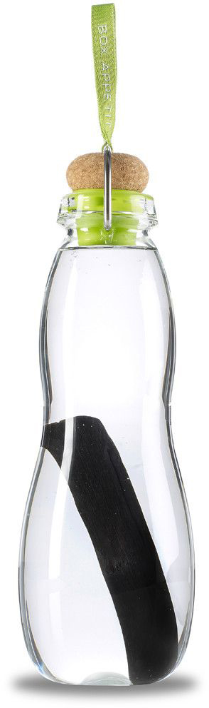 Эко-бутылка Black+Blum Eau Good Glass, с фильтром, цвет: лаймEGG002 Эко-бутылка Black+Blum Eau Good Glass, с фильтром, цвет: лаймEGG002Эко-бутылка с угольным фильтром сделает воду вкусной и полезной. Неопреоновый чехол защищает емкость из боросиликатного стекла от трещин и повреждений. Через 6-8 часов после наполнения бутылки вода становится чистой. В основе технологии лежит угольный фильтр Binchotan, широко используемый в Японии с 17 века. Он эффективно убирает хлор, минерализует воду и выравнивает PH-баланс. Фильтр сохраняет свою активность 6 месяцев и утилизируется без вреда для экологии. Если наполнять бутылку 1 раз в день, то через 3 месяца нужно прокипятить фильтр в течение 10 минут, дать высохнуть и можно использовать снова. Объем: 600 мл.