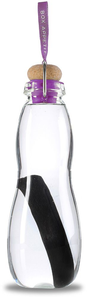 Эко-бутылка Black+Blum Eau Good Glass, с фильтром, цвет: пурпурныйEGG003 Эко-бутылка Black+Blum Eau Good Glass, с фильтром, цвет: пурпурныйEGG003Эко-бутылка с угольным фильтром сделает воду вкусной и полезной. Неопреоновый чехол защищает емкость из боросиликатного стекла от трещин и повреждений. Через 6-8 часов после наполнения бутылки вода становится чистой. В основе технологии лежит угольный фильтр Binchotan, широко используемый в Японии с 17 века. Он эффективно убирает хлор, минерализует воду и выравнивает PH-баланс. Фильтр сохраняет свою активность 6 месяцев и утилизируется без вреда для экологии. Если наполнять бутылку 1 раз в день, то через 3 месяца нужно прокипятить фильтр в течение 10 минут, дать высохнуть и можно использовать снова. Объем: 600 мл.
