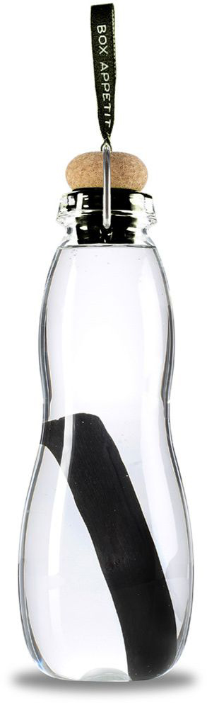 Эко-бутылка Black+Blum Eau Good Glass, с фильтром, цвет: черныйEGG005 Эко-бутылка Black+Blum Eau Good Glass, с фильтром, цвет: черныйEGG005Эко-бутылка с угольным фильтром сделает воду вкусной и полезной. Неопреоновый чехол защищает емкость из боросиликатного стекла от трещин и повреждений. Через 6-8 часов после наполнения бутылки вода становится чистой. В основе технологии лежит угольный фильтр Binchotan, широко используемый в Японии с 17 века. Он эффективно убирает хлор, минерализует воду и выравнивает PH-баланс. Фильтр сохраняет свою активность 6 месяцев и утилизируется без вреда для экологии. Если наполнять бутылку 1 раз в день, то через 3 месяца нужно прокипятить фильтр в течение 10 минут, дать высохнуть и можно использовать снова. Объем: 600 мл.