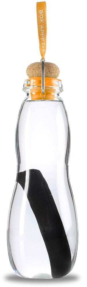 Эко-бутылка Black+Blum Eau Good Glass, с фильтром, цвет: оранжевыйEGG006 Эко-бутылка Black+Blum Eau Good Glass, с фильтром, цвет: оранжевыйEGG006Эко-бутылка с угольным фильтром сделает воду вкусной и полезной. Неопреоновый чехол защищает емкость из боросиликатного стекла от трещин и повреждений. Через 6-8 часов после наполнения бутылки вода становится чистой. В основе технологии лежит угольный фильтр Binchotan, широко используемый в Японии с 17 века. Он эффективно убирает хлор, минерализует воду и выравнивает PH-баланс. Фильтр сохраняет свою активность 6 месяцев и утилизируется без вреда для экологии. Если наполнять бутылку 1 раз в день, то через 3 месяца нужно прокипятить фильтр в течение 10 минут, дать высохнуть и можно использовать снова. Объем: 600 мл.