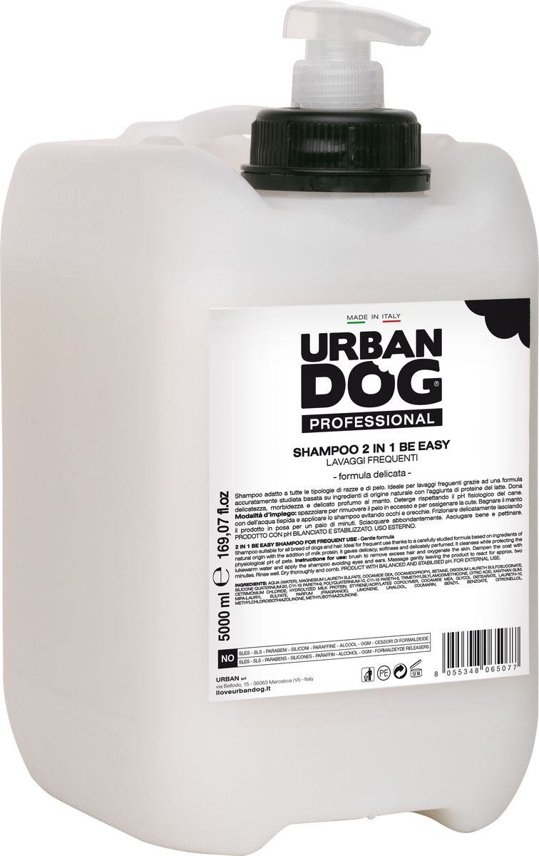 Шампунь для собак Urban Dog, Be Easy 2 в 1, для частого применения, 5 лUDP1000SH6 Шампунь для собак Urban Dog, Be Easy 2 в 1, для частого применения, 5 лUDP1000SH6Шампунь подходит для всех пород и для всех типов шерсти. Идеально подходит для частого применения благодаря тщательно подобранной формуле на основе ингредиентов естественного происхождения с добавлением молочного протеина. Придает шерстному покрову нежность, мягкость и легкий аромат. Очищает, не нарушая физиологическое значение pH собаки. Способ применения: расчесать, чтобы удалить лишнюю шерсть и напитать кожу кислородом. Смочить шерсть теплой водой и нанести шампунь, избегая попадания в глаза и уши. Слегка помассировать и оставить средство на две минуты. Смыть большим количеством воды. Хорошо высушить и расчесать. СРЕДСТВО С СБАЛАНСИРОВАННЫМ И СТАБИЛИЗИРОВАННЫМ pH. ДЛЯ НАРУЖНОГО ПРИМЕНЕНИЯ.