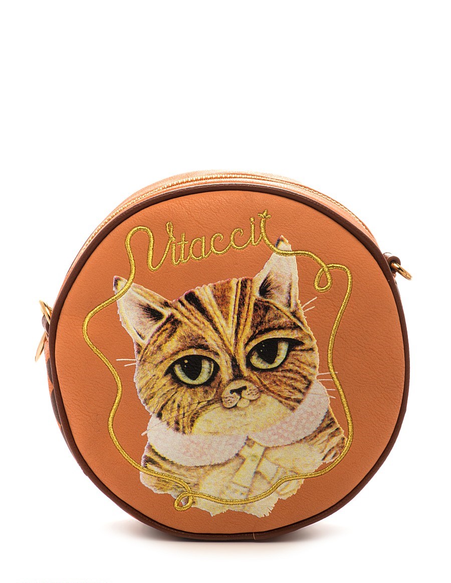 Сумка детская Vitacci, цвет: коричневый, терракотовый. 13402-813402-8 Сумка детская Vitacci, цвет: коричневый, терракотовый. 13402-813402-8Детская стильная сумочка Vitacci выполнена из искусственной кожи. Сумка имеет одно вместительное отделение и застегивается на застежку-молнию. Внутри модель дополнена одним втачным карманом на молнии и открытым втачным карманом. Спереди сумка оформлена декоративной вышивкой с названием бренда и принтом с изображением кошки . Модель выполнена в форме круга. Сумка оснащена съемным наплечным ремнем, который регулируется по длине.