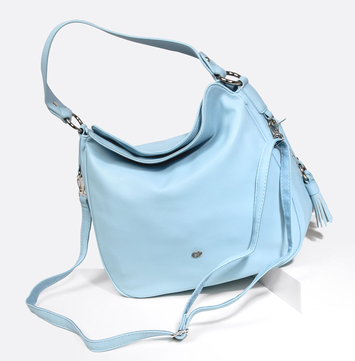 Сумка женская David Jones, цвет: голубой. CM3322CM3322 PaleBlue Сумка женская David Jones, цвет: голубой. CM3322CM3322 PaleBlueПрактичная женская сумка David Jones выполнена из экокожи. Сумка имеет одно основное отделение, закрывающееся на застежку-молнию. Внутри модель имеет один прорезной карман на застежке-молнии и два накладных открытых кармана. Задняя сторона сумки дополнена врезным кармашком на молнии. Изделие оснащено удобной ручкой и съемным плечевым ремнем. Модель дополнена подвесками-кисточками.
