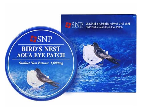 SNP Набор патчей д/век гидрогел. с экстрактом ласточкиного гнезда Birds Nest Eye Patch, 60 шт802766 SNP Набор патчей д/век гидрогел. с экстрактом ласточкиного гнезда Birds Nest Eye Patch, 60 шт802766Патчи уменьшают отечность и темные круги под глазами, интенсивно увлажняют кожу, повышают упругость и эластичность, обладают лифтинг-эффектом, разглаживают мимические и возрастные морщинки. Что же такое «ласточкино гнездо» и какое действие оно оказывает на кожу? Начнем с того, что это гнезда стрижей-саланганов, обитающих на берегах Бенгальского залива и Южно-Китайского моря. Знаменитые гнезда малютки саланганы лепят из морских водорослей, скрепляя их собственной слюной. В качестве инкрустаций они добавляют туда икринки и малютки рыбешек. Вот и получается,что гнезда состоят из вполне съедобных продуктов, если не считать случайно попавших перышек. Закономерно, что ласточкины гнезда, являются фактически морепродуктами, содержат большое количество йода. Кроме того, они содержат кальций, железо, фосфор и другие полезные микроэлементы. Но это не главное, важно то, что сочетание компонентов, состоящих из ласточкиных гнезд, оказывает удивительно мощное совокупное воздействие на организм...