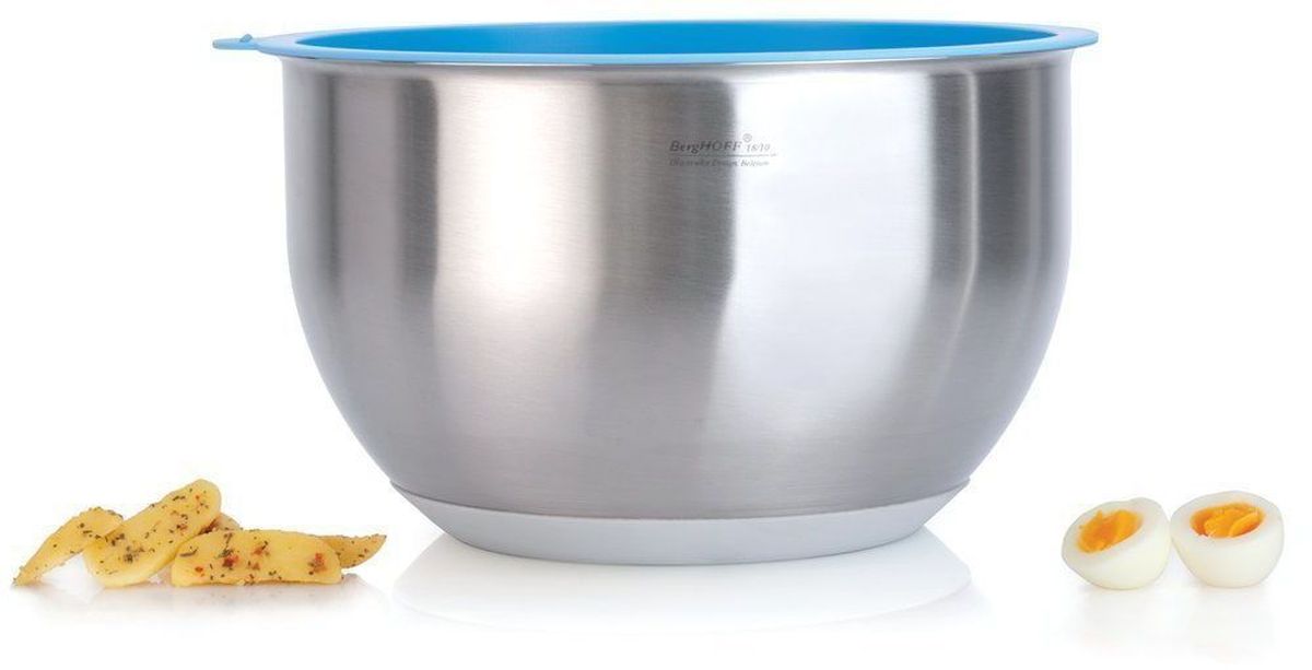 Миска BergHOFF Orion, 23,5 см, 4,5 л1109305 Миска BergHOFF Orion, 23,5 см, 4,5 л1109305Миска BergHOFF Orion изготовлена из высококачественной нержавеющей стали и снабжена крышкой из ПВХ, которая плотно и герметично закрывается, дольше сохраняя продукты свежими. Дно покрыто резиновым противоскользящим основанием, которое не поцарапает поверхность стола. Идеально подходит для сервировки салатов и закусок, а также для хранения и переноски пищевых продуктов. Подходит для хранения в холодильнике, посудомоечной машине (кроме крышки). Диаметр (по верхнему краю): 23,5 см.