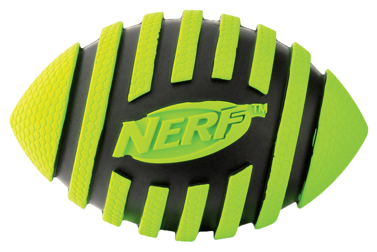 Игрушка для собак Nerf Мяч для регби, пищащий, 9 см22217 Игрушка для собак Nerf Мяч для регби, пищащий, 9 см22217Мяч-регби с рельефным рисунком! Высококачественные прочные материалы, из которых изготовлена игрушка, обеспечивают долговечность использования! Звук мяча дополнительно увлекает собаку игрой! Яркие привлекательные цвета! Игрушки Nerf Dog представлены в различных сериях в зависимости от рисунка, фактуры и материала, из которого они изготовлены (резина, ТПР, нейлон, пластик, каучук). Размер: 9 см, S.