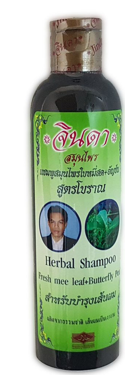 Jinda Herbal Shampoo - Травяной Шампунь от выпадения волос Джинда, 250 мл5859058 Jinda Herbal Shampoo - Травяной Шампунь от выпадения волос Джинда, 250 мл5859058Этот шампунь, как и вся серия от выпадения волос от компании Джинда создана на народных тайских рецептах из натуральных травяных экстрактов и по праву считается одним из лучших шампуней для борьбы с облысением. При регулярном использовании очень скоро Вы заметите результаты: • Предотвращает потерю волос. • Укрепляет корни. • Предотвращает зуд кожи головы. • Снижает жирность, после мытья волосы дольше продержатся чистыми. • Борется с перхотью. • Убирает седину. • Убирает желтизну на светлых волосах • Увеличивает . Более быстрые результаты при использовании с Jinda Herbal Conditioner и Jinda Herbal Hair Serum