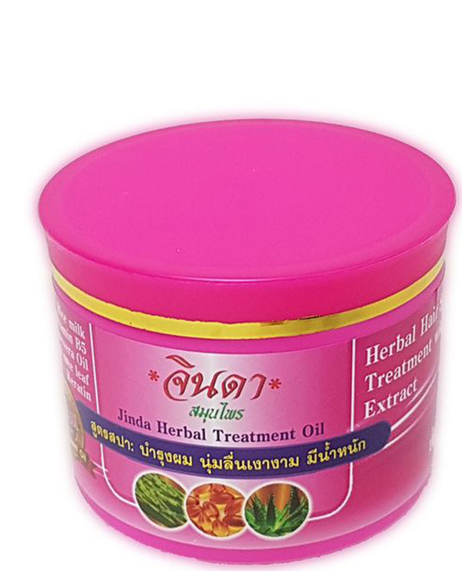 Jinda Herbal Treatment Ginseng - Маска для сухих и поврежденных волос с Женьшенем, Кератином, маслом Авокадо и маслом Жожоба, 400 мл5951524 Jinda Herbal Treatment Ginseng - Маска для сухих и поврежденных волос с Женьшенем, Кератином, маслом Авокадо и маслом Жожоба, 400 мл5951524Маска для лечения поврежденных волос после окрашиваний, химических завивок и других негативно влияющих факторов. Экстракт корня Женьшеня отлично стимулирует отрастание длинной шевелюры и останавливает алопецию. Благодаря полезному составу корни становятся сильнее, а волосы приобретают блеск. Кроме этого в состав корня женьшеня входят витамины групп С и Е положительно влияющие на рост и крепость волос. Эффективно восполняет все недостатки на поверхности волос, глубоко увлажняет, питает и укрепляет волосы, устраняет ломкость и сечение волос. Быстро восстанавливает нарушенный естественный баланс кожи головы, нормализует работу сальных желез, устраняет перхоть, успокаивает кожу, оздоравливает и питает корни волос, активизирует процесс регенерации клеток, стимулирует рост здоровых и крепких волос. Обладает прекрасными антисептическими свойствами, снимает раздражения и зуд кожи головы, эффективно защищает от вредного воздействия окружающей среды.