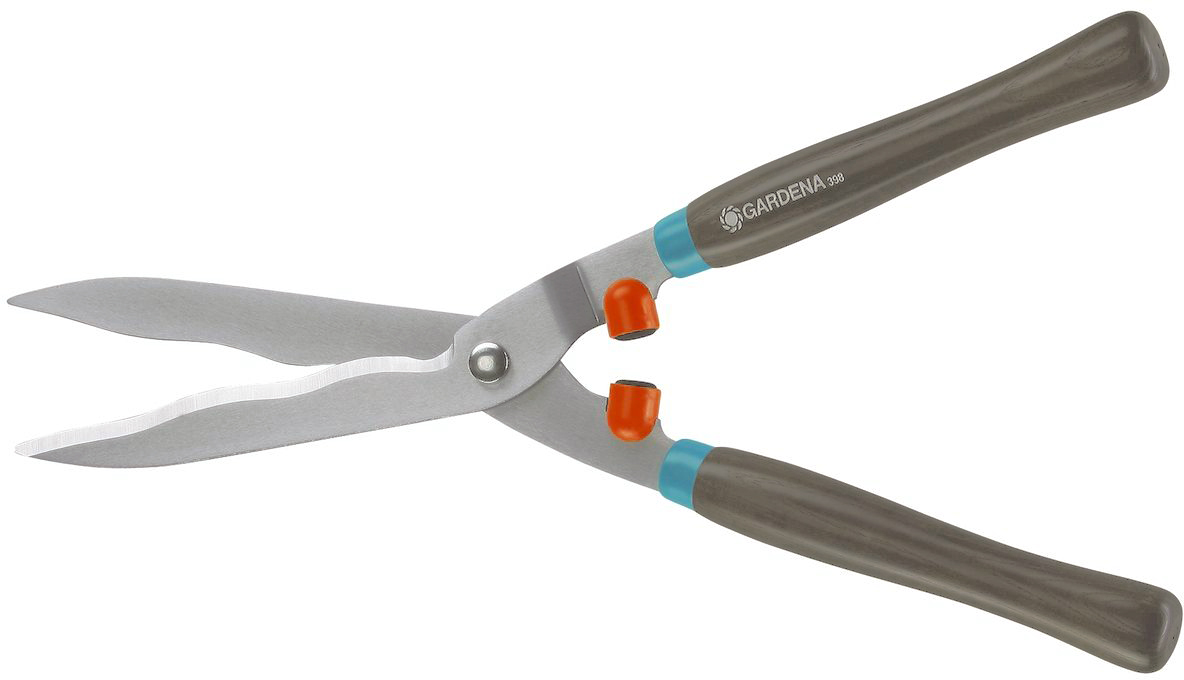Ножницы для живой изгороди Gardena Classic 540 FSC, 54 см00398-20.000.00 Ножницы для живой изгороди Gardena Classic 540 FSC, 54 см00398-20.000.00Ножницы Gardena Classic 540 FSC с прочными, волнообразно заточенными лезвиями особенно хорошо подходят для гладкой и эффективной стрижки живой изгороди. Деревянные рукоятки эргономичной формы обеспечивают удобство в использовании. Ножницы отличаются прочностью и долговечностью. Оцинкованные лезвия длиной имеют встроенный механизм для обрезки отдельных толстых сучков. Гашение ударов с помощью двухсторонних упорных амортизаторов. Общая длина ножниц - 54 см; Длина ножей 23 см; Масса 890 г.